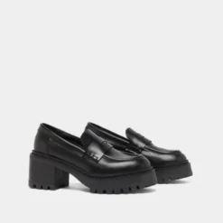 Mocassins à talons et semelles crantées....
