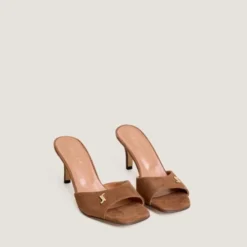 Mules à talons et monogrammes