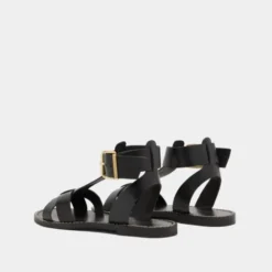 Sandales à boucles et brides
